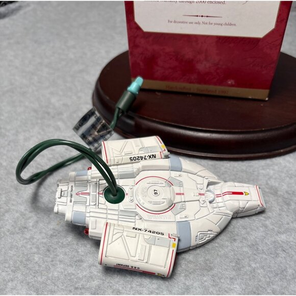 Star Trek Deep Space Nine U.S.S. Defiant Christmas Ornament 1997 Hallmark Keepsa - Picture 5 of 7